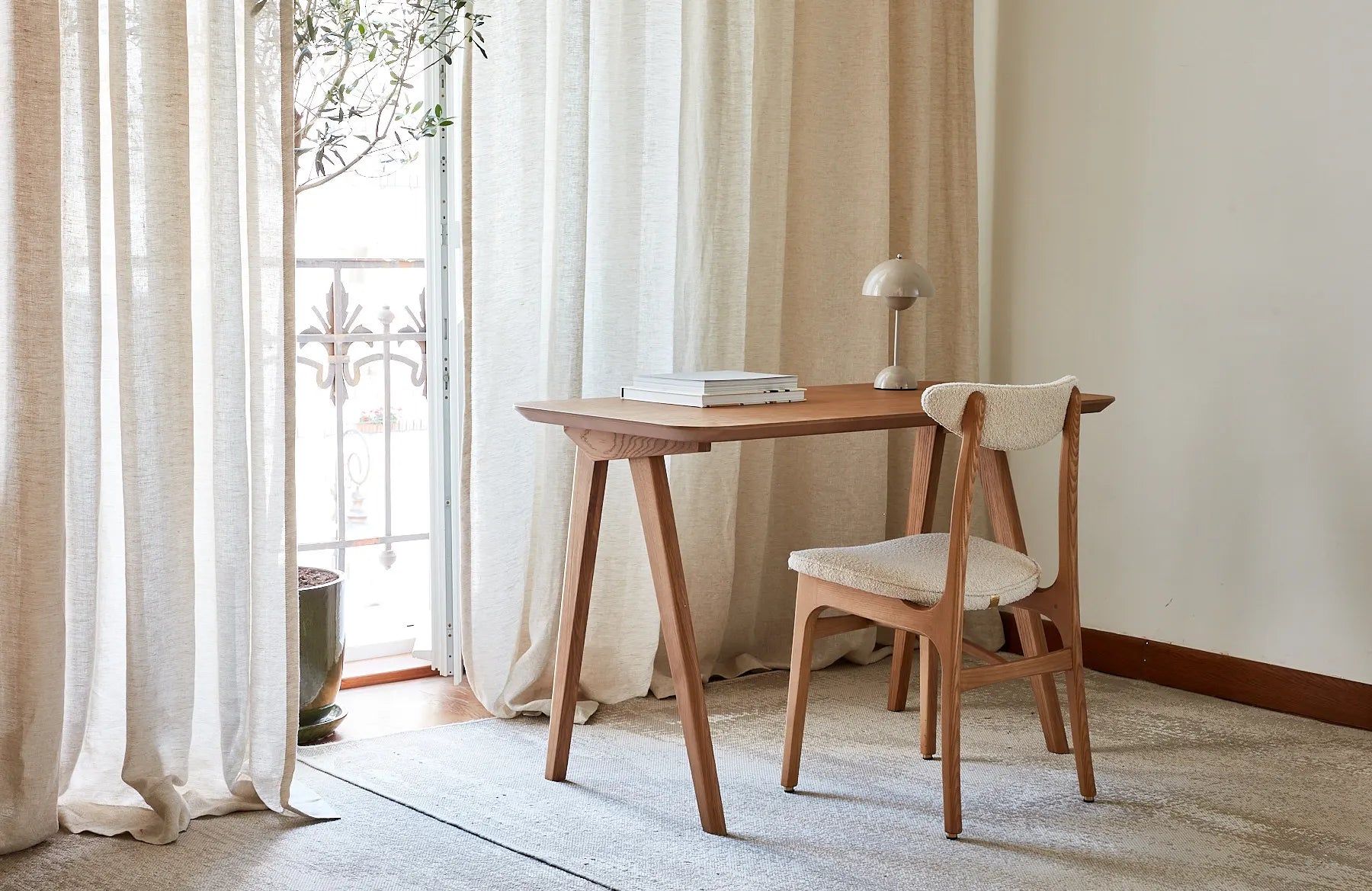 366_Concept_Window_Light_Minimalist_Desk_S60_200-190_Chair_Boucle_Creme_W03_13.webp