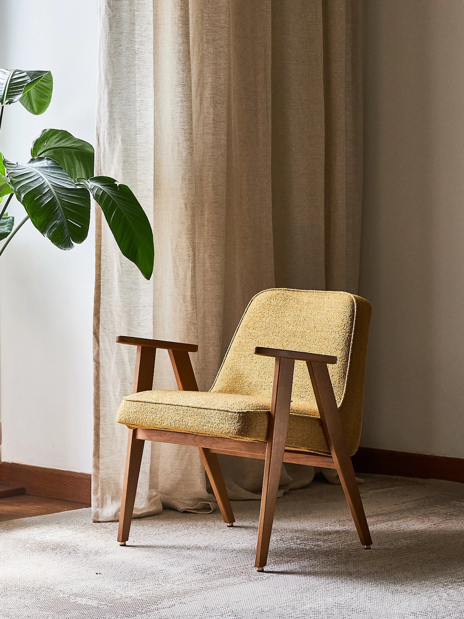 Fotel 366 w tkaninie Boucle Mustard